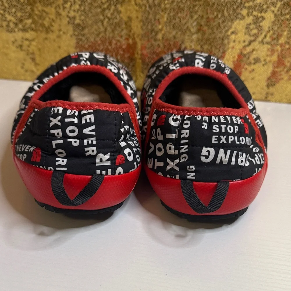 The North Face Men’s ThermoBall Traction Mule V Slip-ons black toss print